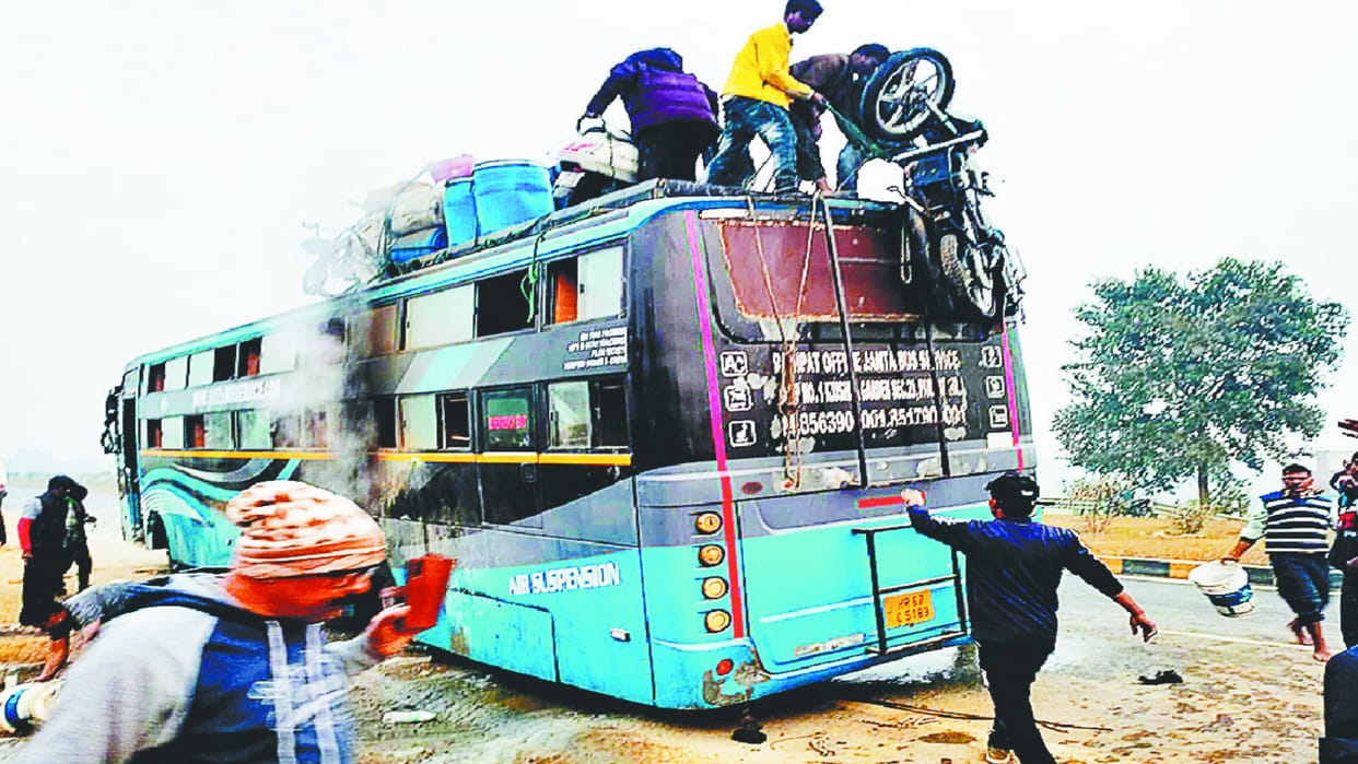 Sleeper bus caught fire on forelane in Gorakhpur