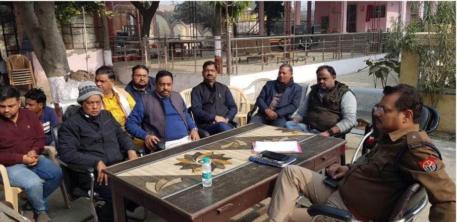 DIG inspected after robbery of 10 lakhs from shoe trade in Hathras