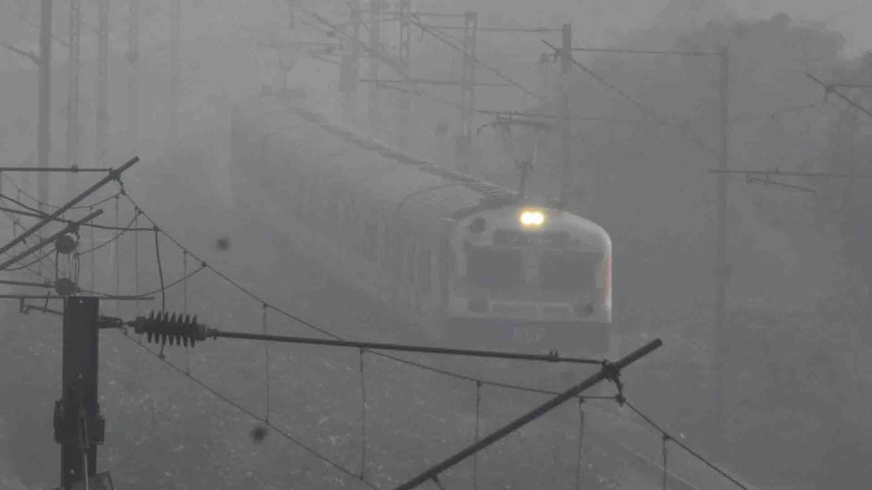 Kanpur: No flight on new year due to fog, 40 trains late