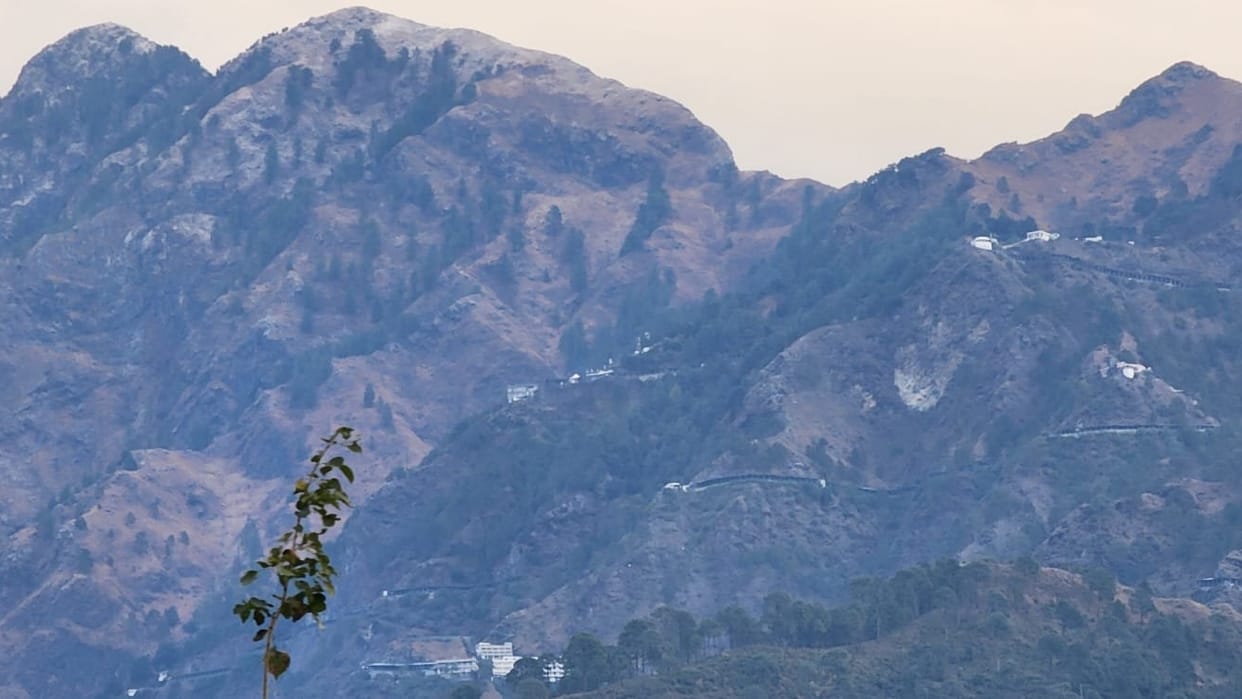 Katra: Light snowfall on upper peaks great enthusiasm among devotees of Maa Vaishno