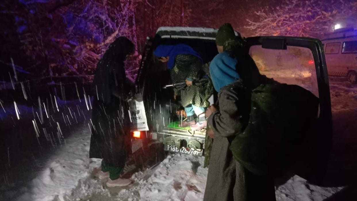 kupwara Indian Army saves life of pregnant woman by timely evacuation amid heavy snow in Kalaroos Kupwara