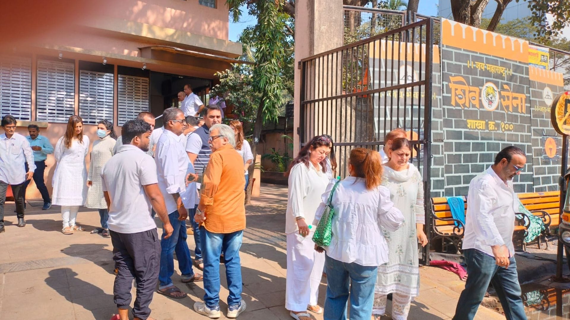 famous prducer nitin manmohan Funeral performed at Santacruz crematorium mumbai