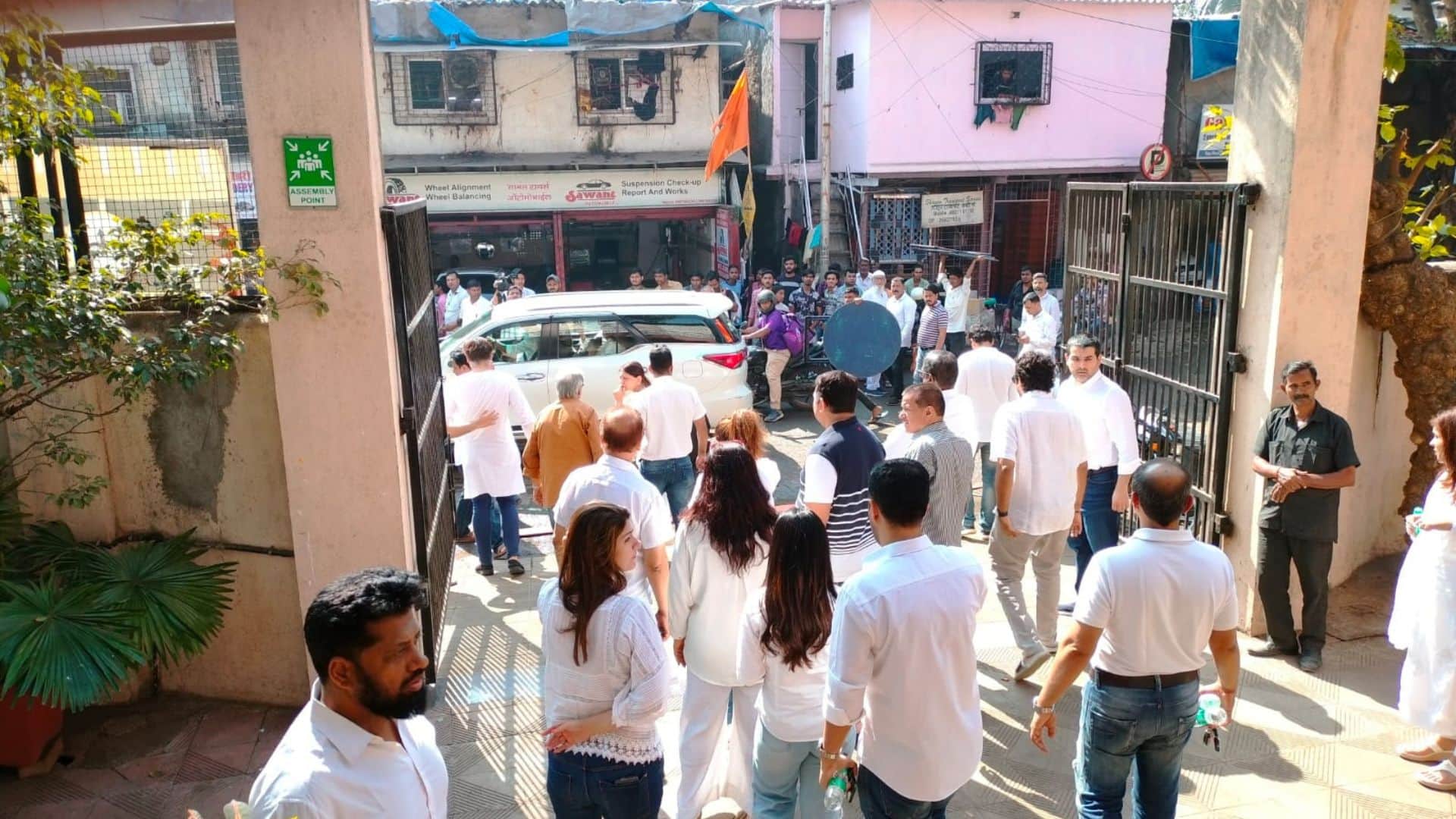 famous prducer nitin manmohan Funeral performed at Santacruz crematorium mumbai
