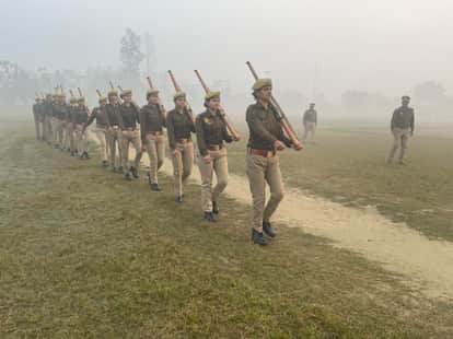 पुलिस लाइन में रैतिक परेड करती महिला पुलिस