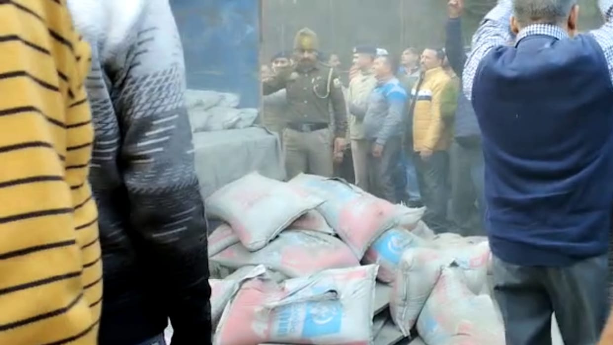 cement crisis in himachal pradesh truck operators stage dharna in barmana bilaspur himachal pradesh