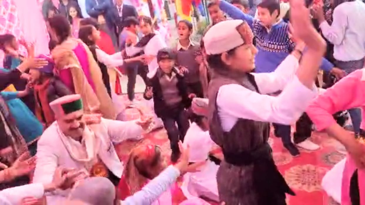 Congress MLA Inder Dutt Lakhanpal Nati With students in school video viral on social media