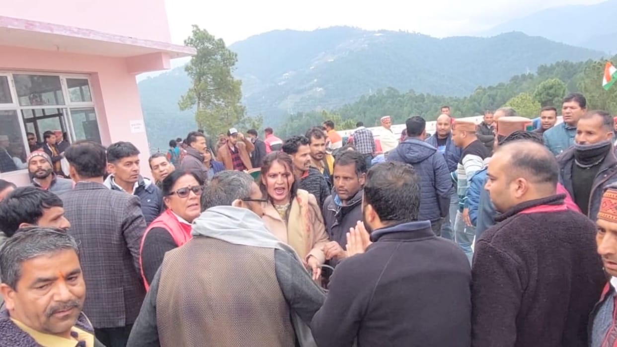 fight between congress workers during party meeting in Mandi himachal pradesh