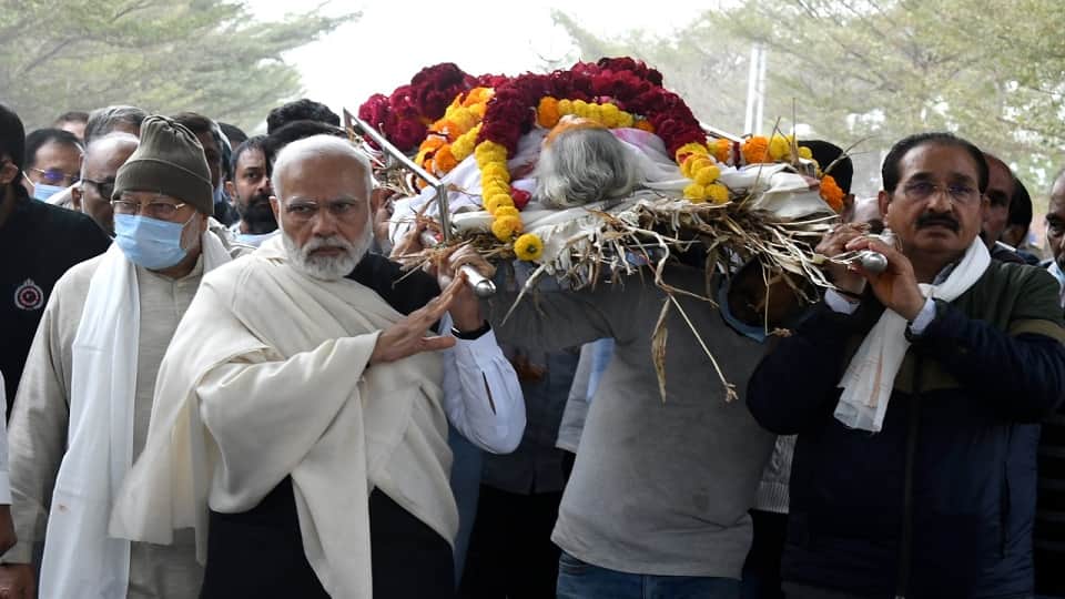 PM Modi Mother Last Rites Photos, PM Modi Looked Emotional While Giving Shoulder to Mother