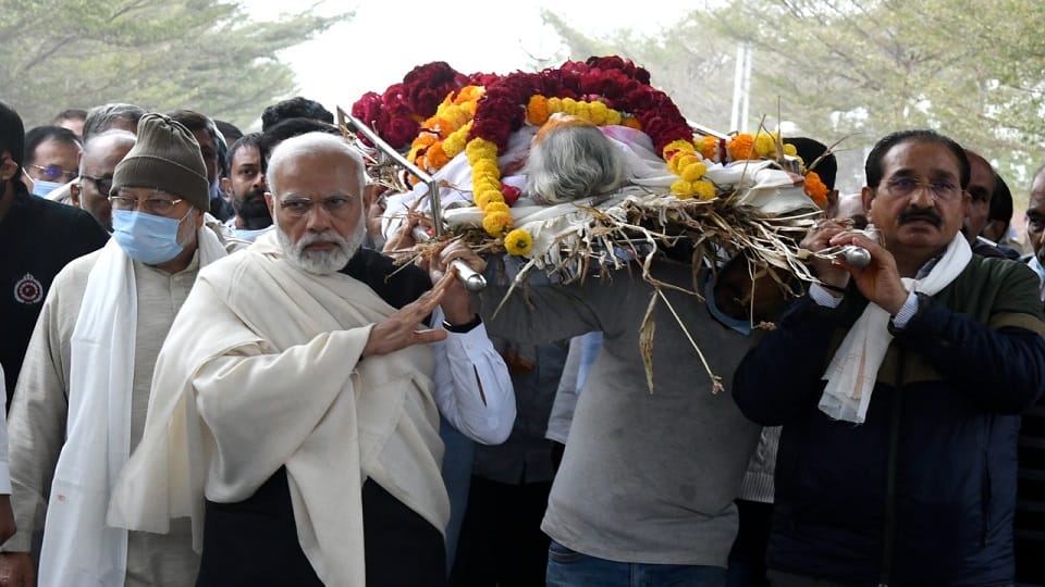 Hiraben Funeral: Simple funeral of PM Modi's mother, from Vaghela to Adani know who reached