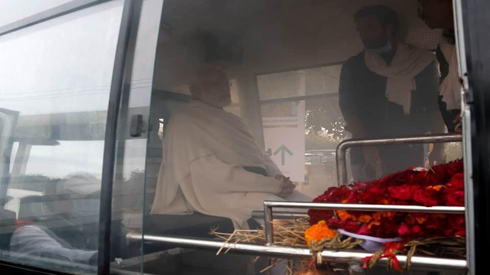 PM Modi Mother Last Rites Photos, PM Modi Looked Emotional While Giving Shoulder to Mother