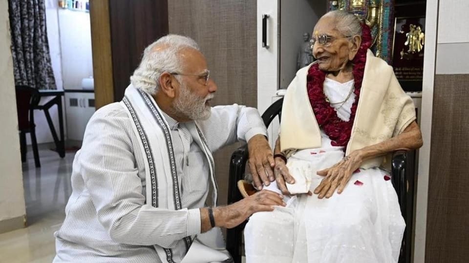 PM Narendra Modi's mother Heeraben Modi passes away, modi performed the last rites of his mother