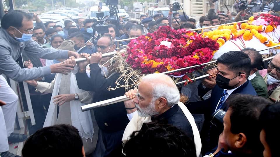 PM Modi Mother Last Rites Photos, PM Modi Looked Emotional While Giving Shoulder to Mother