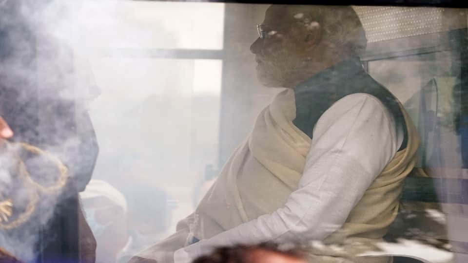 PM Modi Mother Last Rites Photos, PM Modi Looked Emotional While Giving Shoulder to Mother