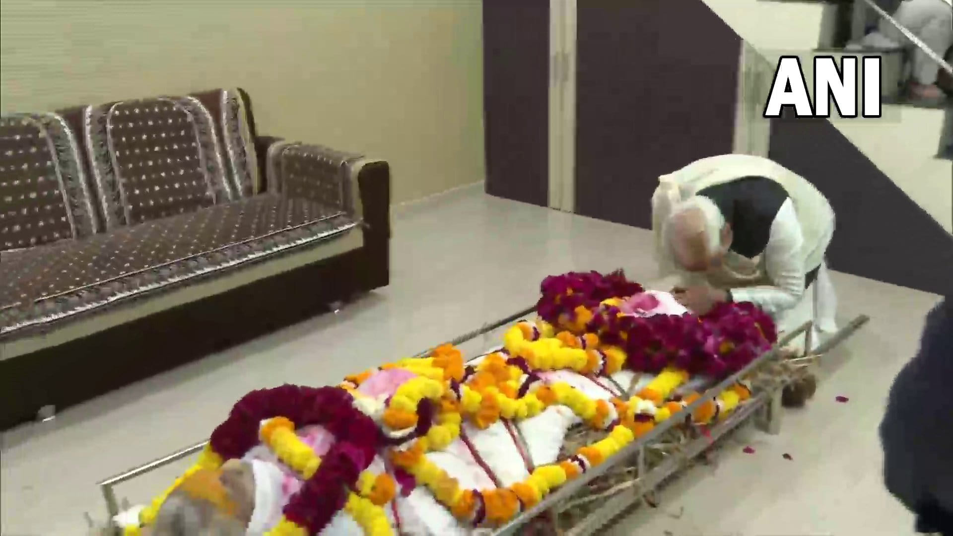 Hiraben Funeral: Simple funeral of PM Modi's mother, from Vaghela to Adani know who reached