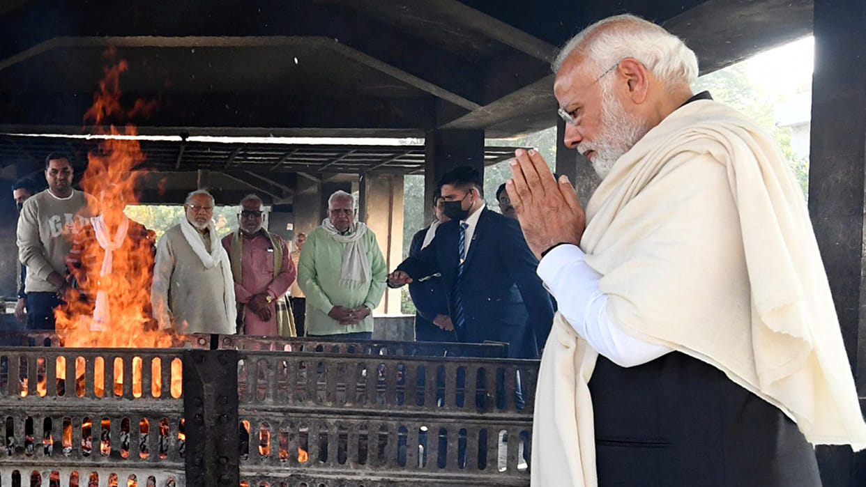 Hiraben Funeral: Simple funeral of PM Modi's mother, from Vaghela to Adani know who reached