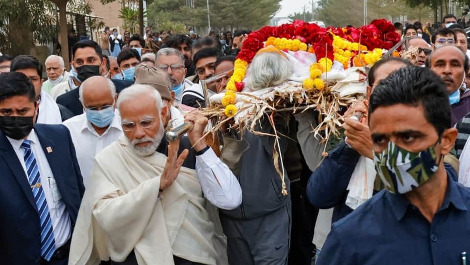PM Modi Mother Last Rites Photos, PM Modi Looked Emotional While Giving Shoulder to Mother