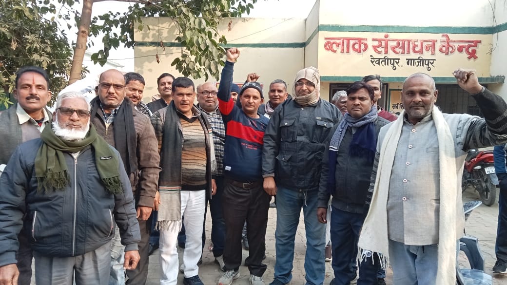 Slogans raised against the new pension policy