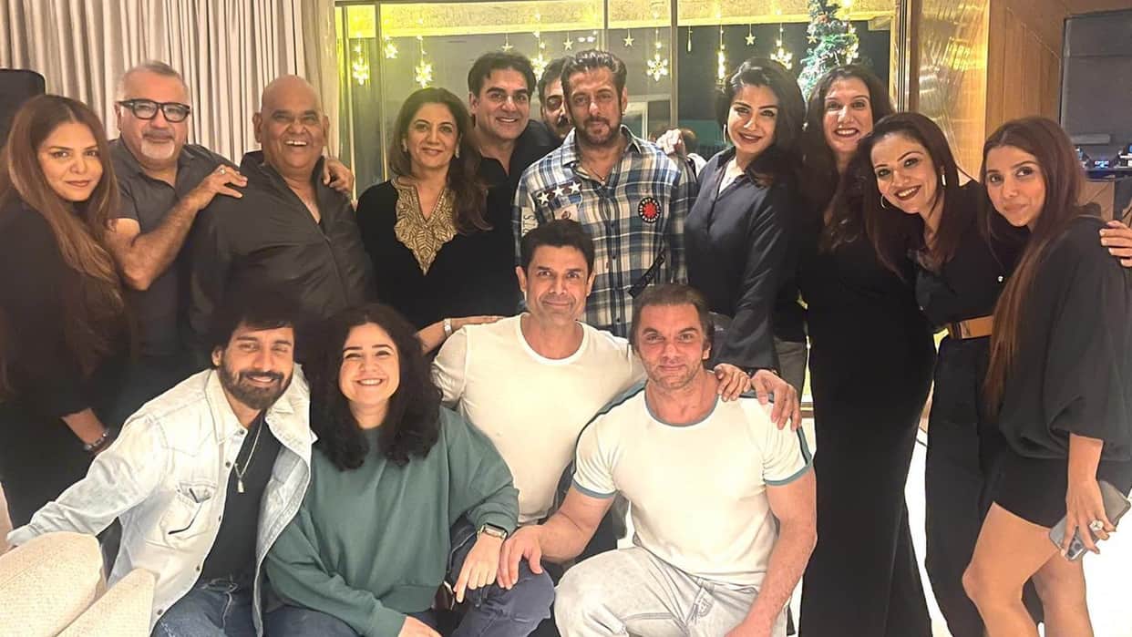 Satish Kaushik Salman Arbaaz entire film team celebrated Pre New Year after completion of Patna Shukla shoot