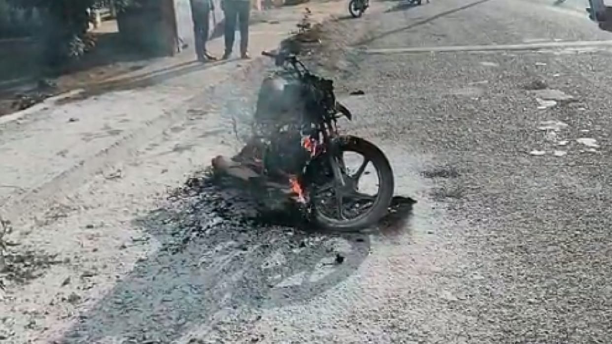 Damoh: The moving motorcycle got destroyed in minutes