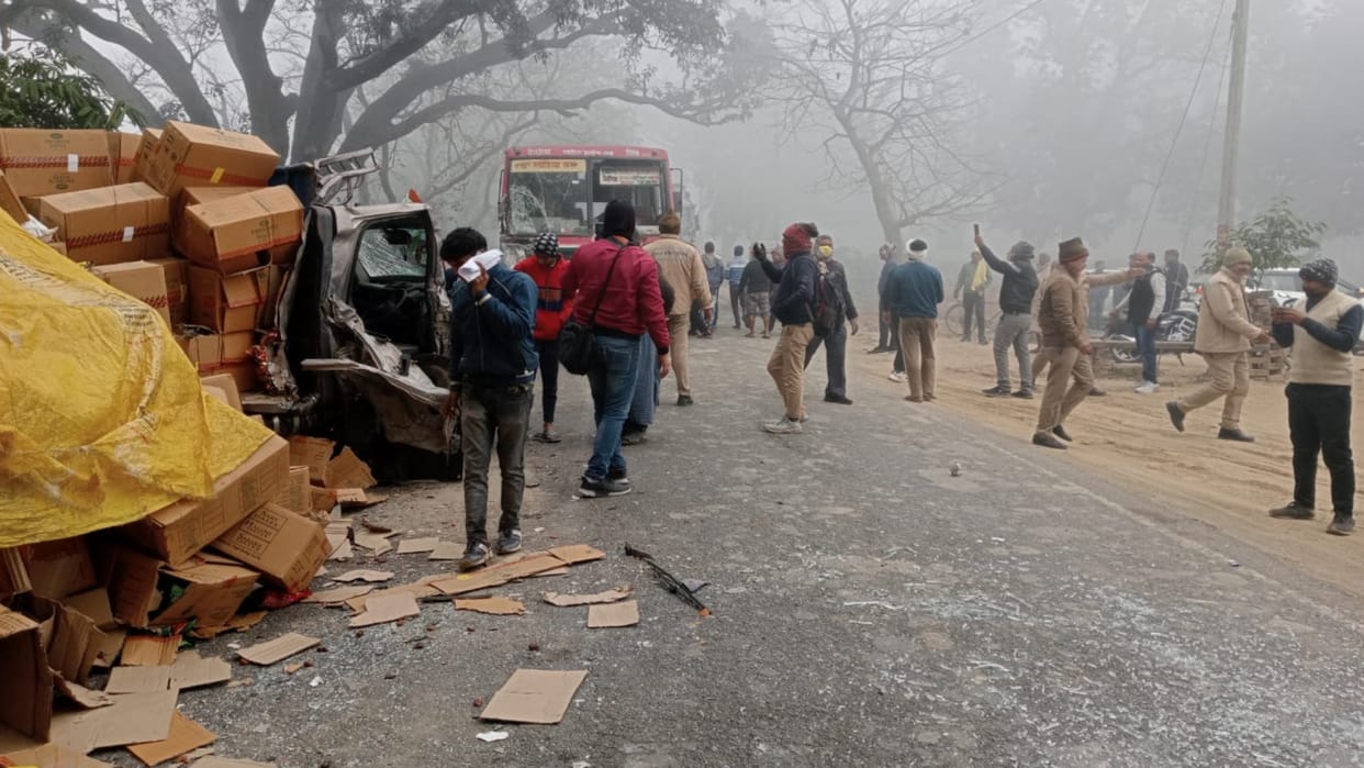Roadways bus pickup and car collide in dense fog half a dozen people injured