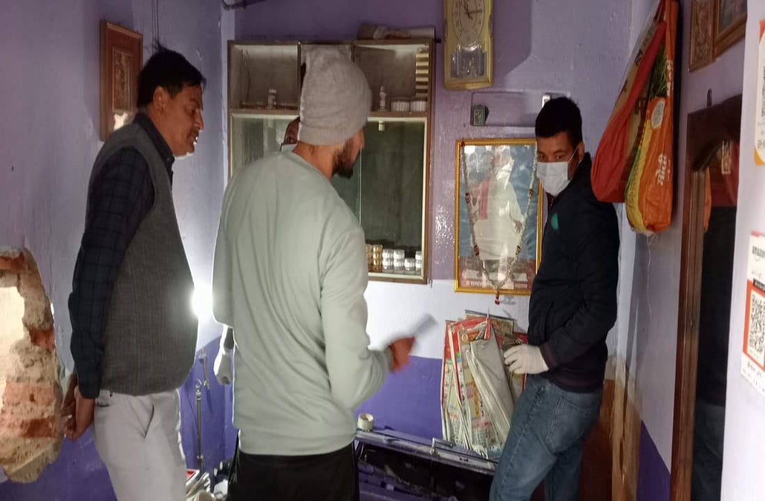 Terror of thieves in Cholapur varanasi theft of lakhs from three jewelery shops in one night