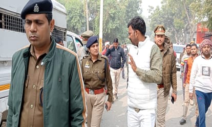 Terror of thieves in Cholapur varanasi theft of lakhs from three jewelery shops in one night