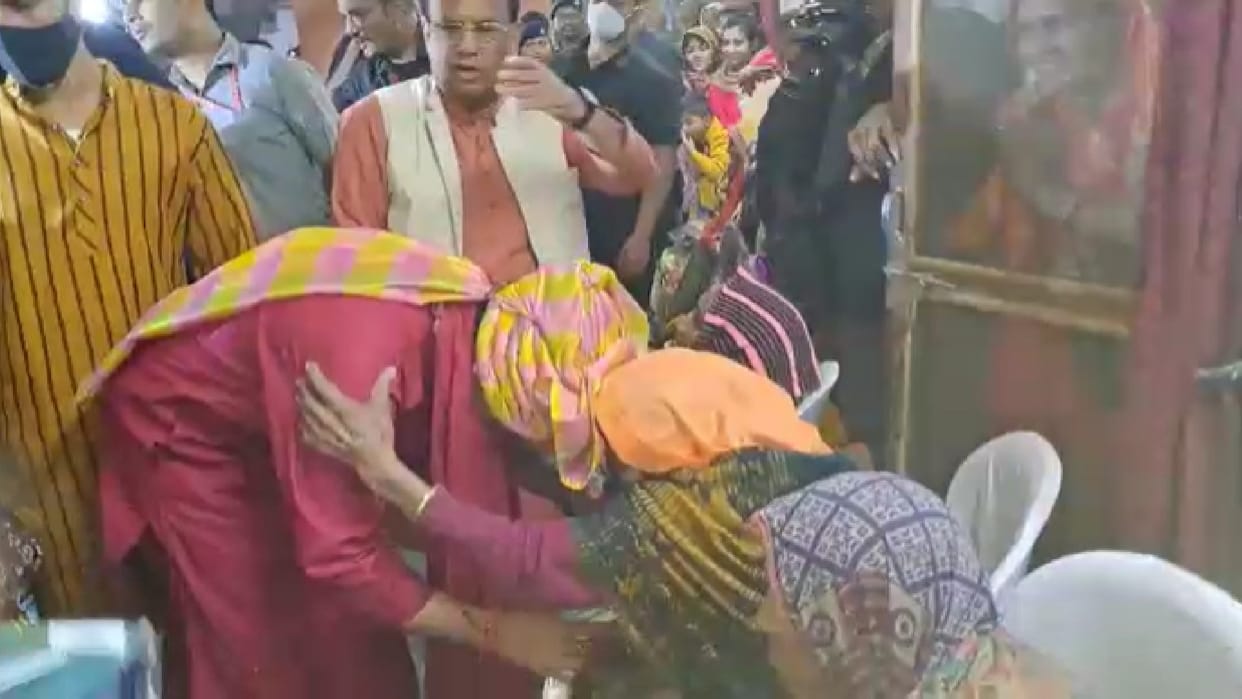 Pt. Dhirendra Shastri reached Damoh's old age home took blessings after performing aarti of elders got caress