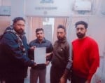 50-कलायत। गांव बढ़सीकरी कला के पंचायत सदस्य और युवा शराब बंदी के प्रस्ताव की प्रति दिखाते हुए