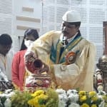 कलश में जल भरकर महात्मा गांधी काशी विद्यापीठ के दीक्षांत समारोह का शुभारंभ