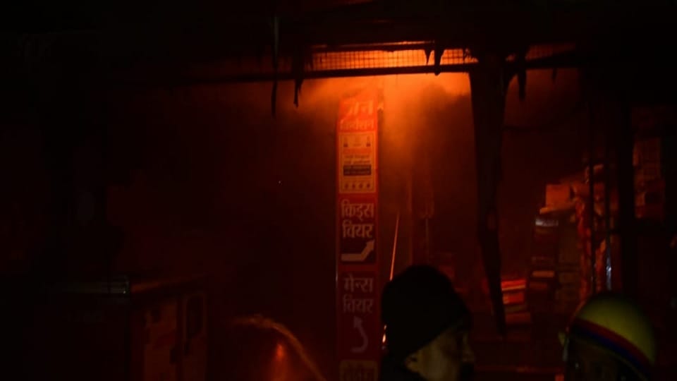 barabanki : fire in clothes showroom, loss of lakhs