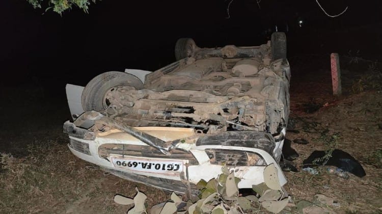 तेज रफ्तार कार अनियंत्रित होकर पलटी