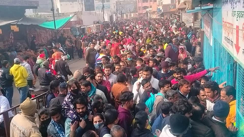 Croud Of Krishana Devotees Reached At Banke Bihari Mandir Vrindavan Mathura For New Year 2023 Celebration
