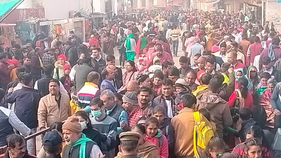 Croud Of Krishana Devotees Reached At Banke Bihari Mandir Vrindavan Mathura For New Year 2023 Celebration