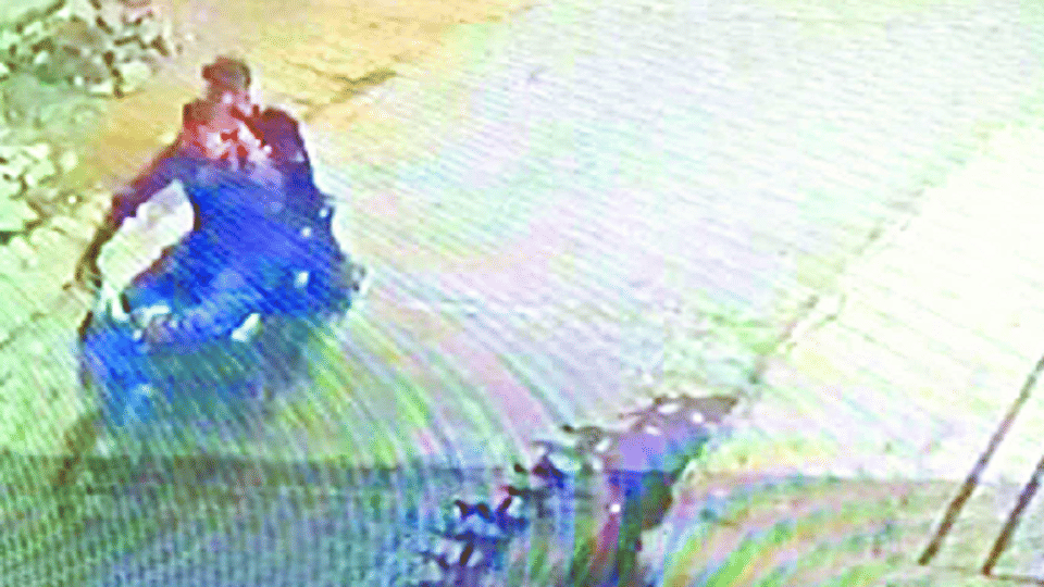 Class 11th girl student clashed with bike robbers during mobile loot in agra