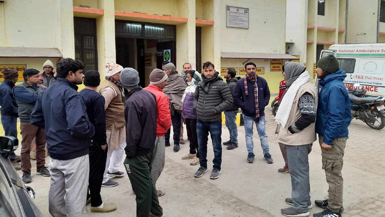 Father dead and son injured in road accident in Sambhal