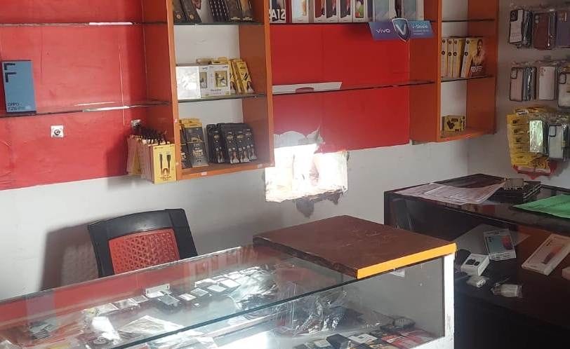 Mobile and cash stolen from shop by cutting wall in Hathras