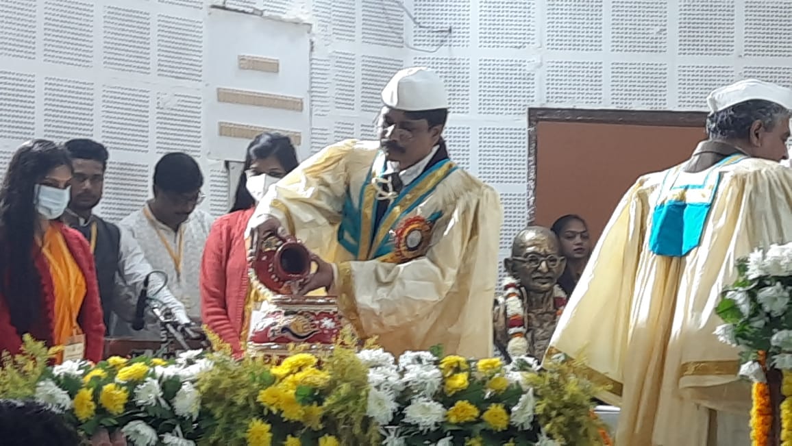 Inauguration of Mahatma Gandhi Kashi Vidyapeeth's convocation by filling water in Kalash, Governor present