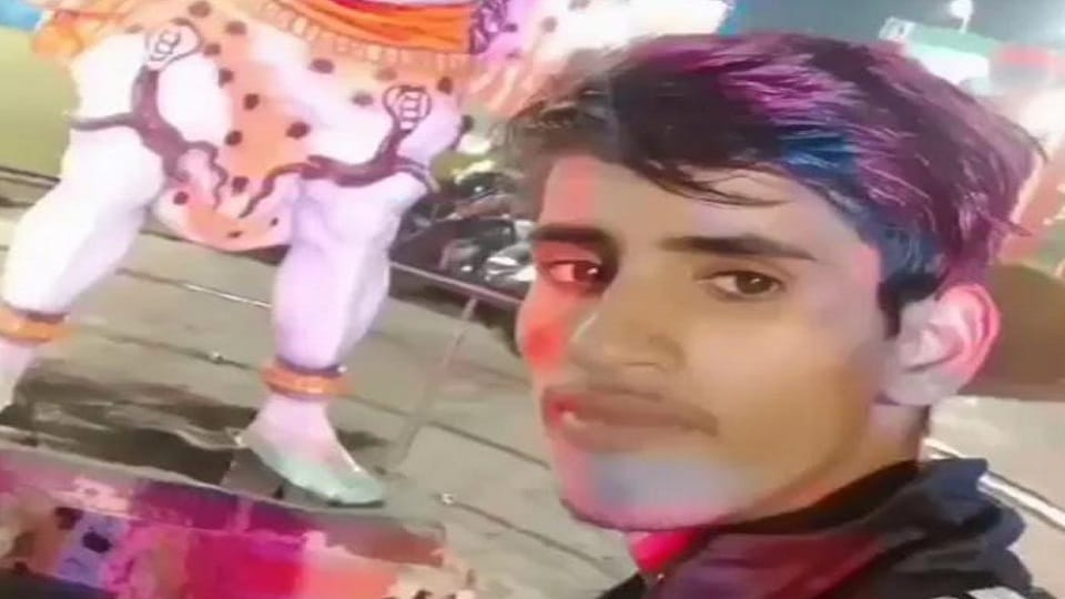 Bike collided with tree young man death in Hathras