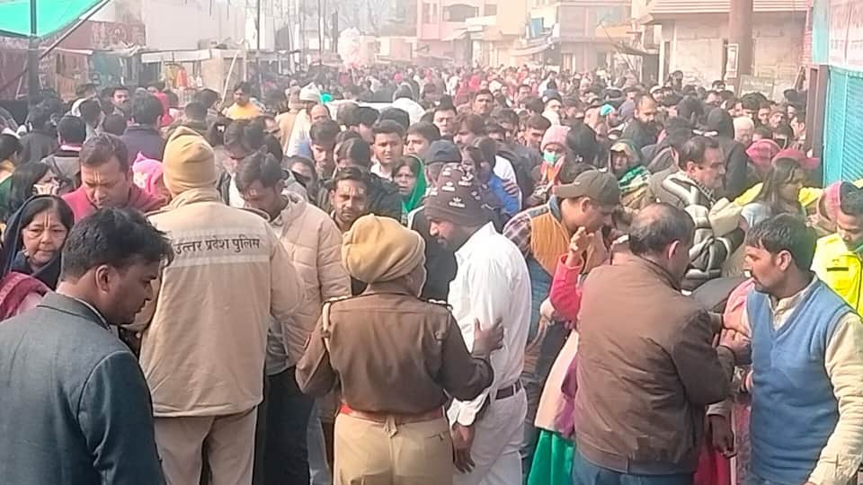 Croud Of Krishana Devotees Reached At Banke Bihari Mandir Vrindavan Mathura For New Year 2023 Celebration