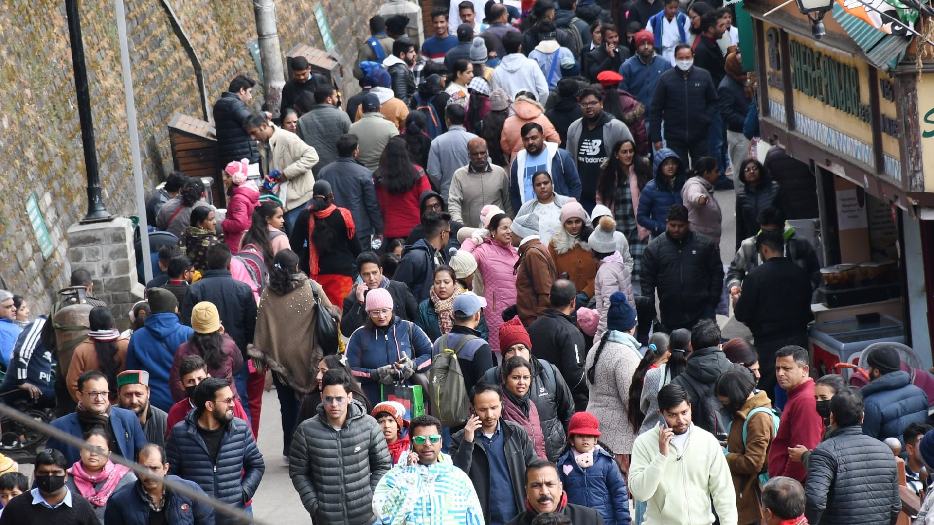 New Year 2023: in shimla parking full in shimla Tourists Flock To Shimla Manali For New Year Celebrations