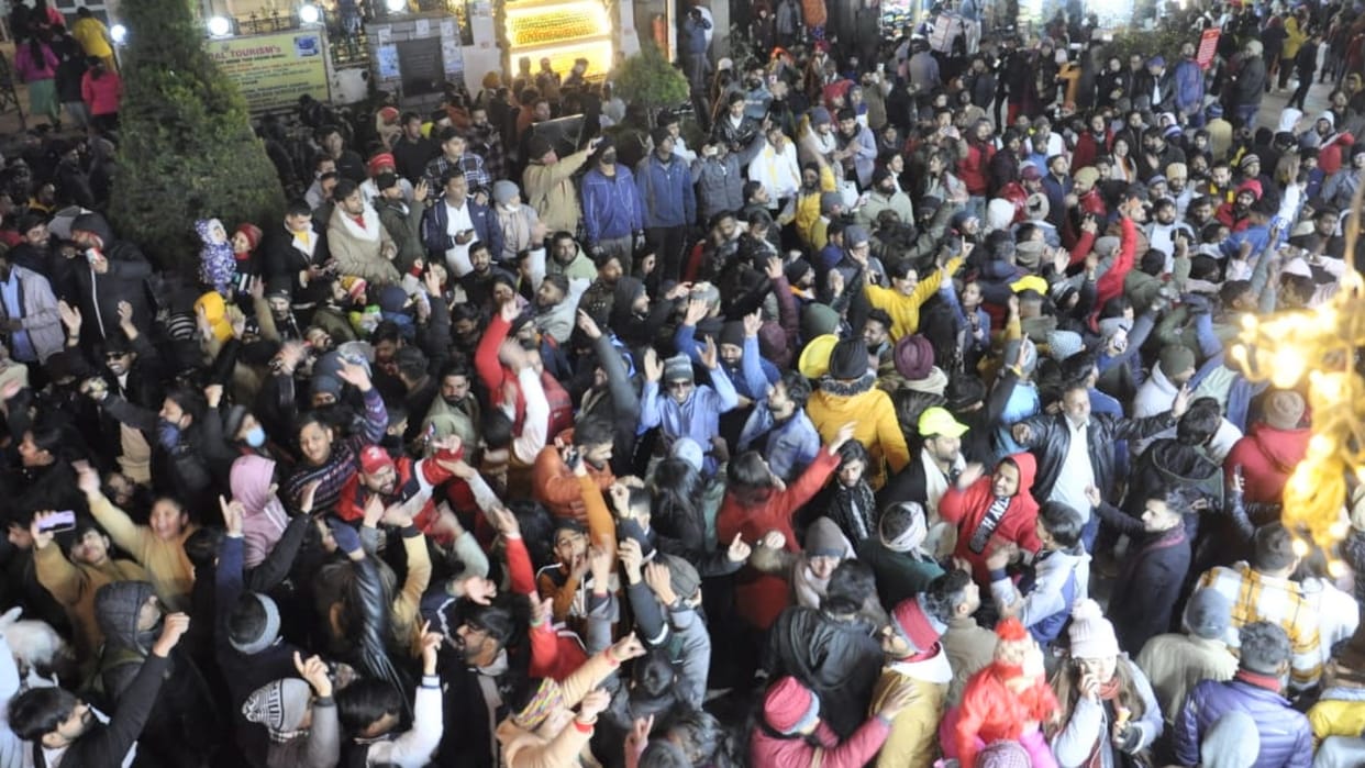 new year 2023 celebration in manali tourist dance on dj kullvi nati