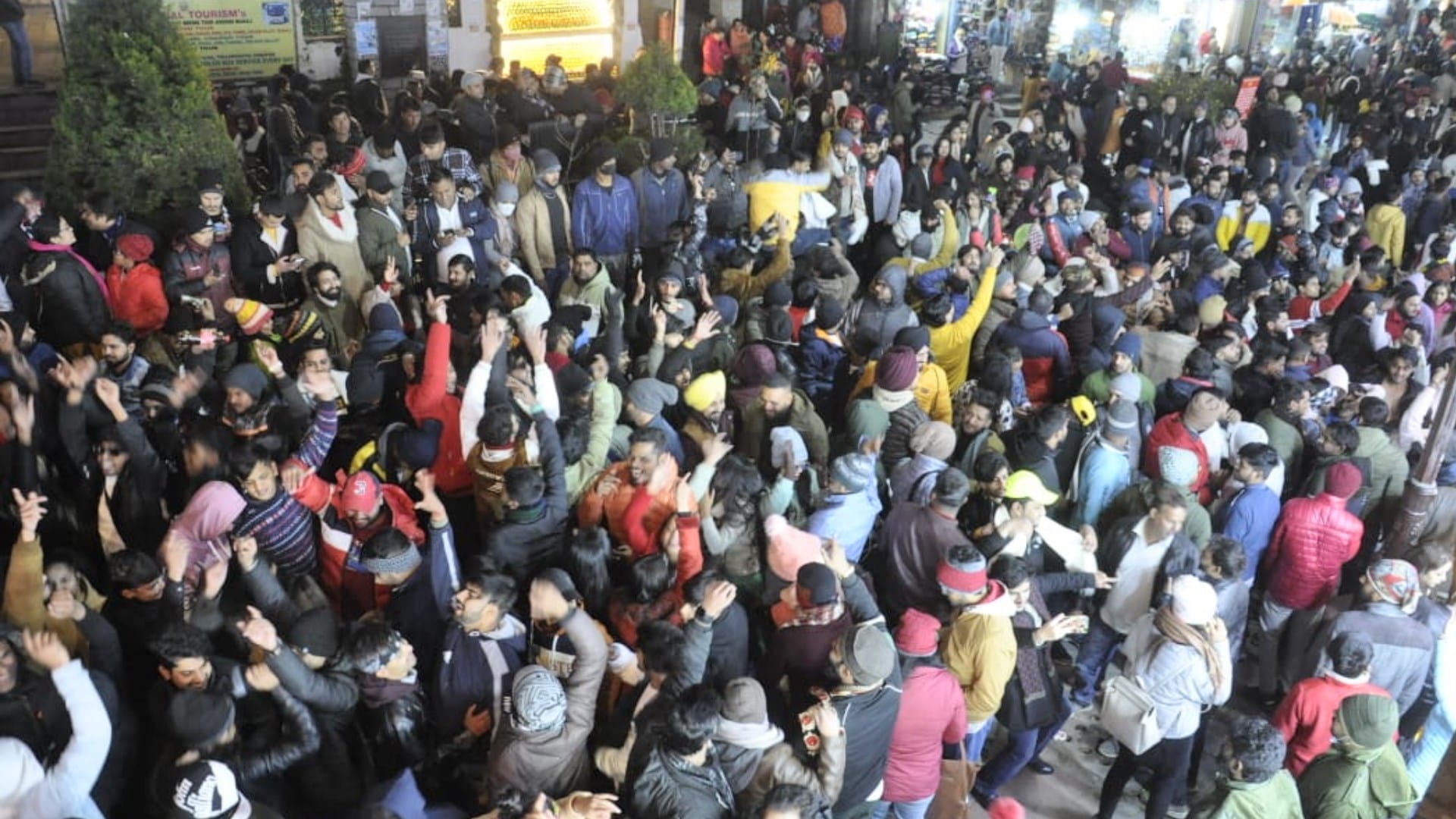 new year 2023 celebration in manali tourist dance on dj kullvi nati