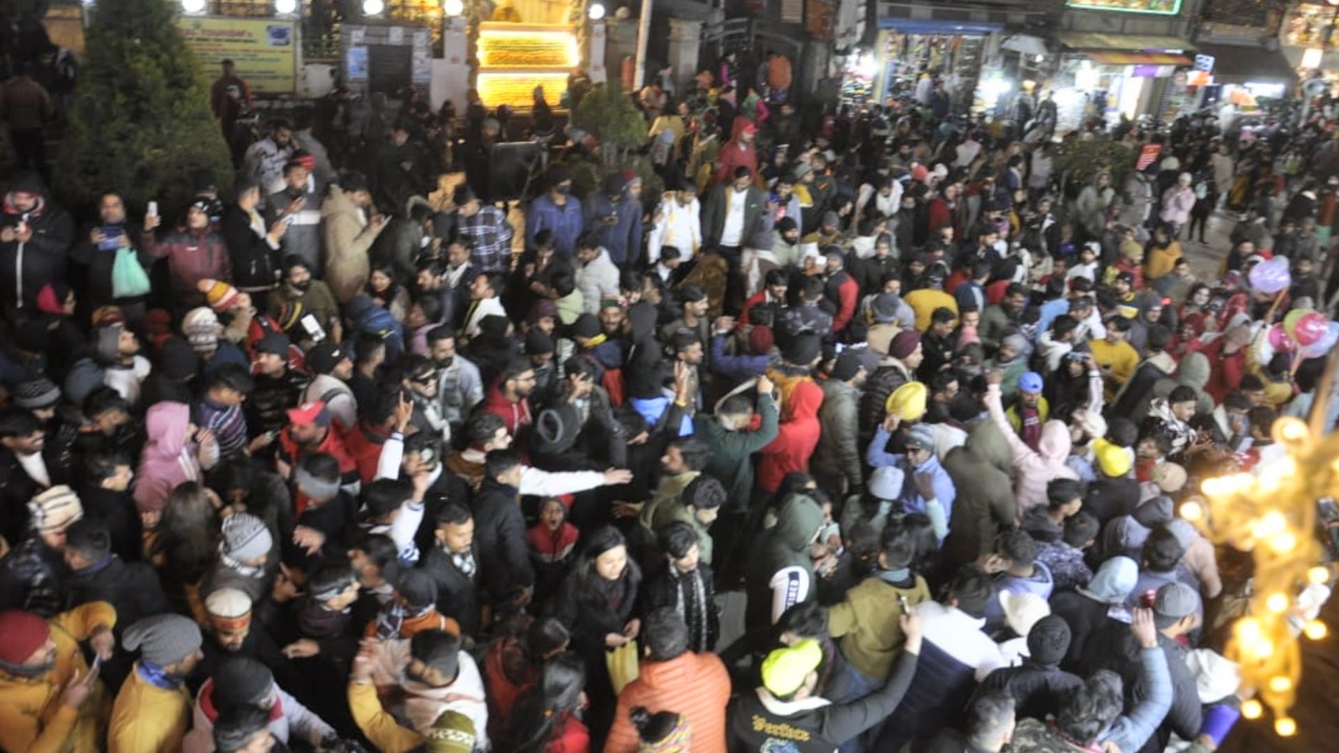 new year 2023 celebration in manali tourist dance on dj kullvi nati