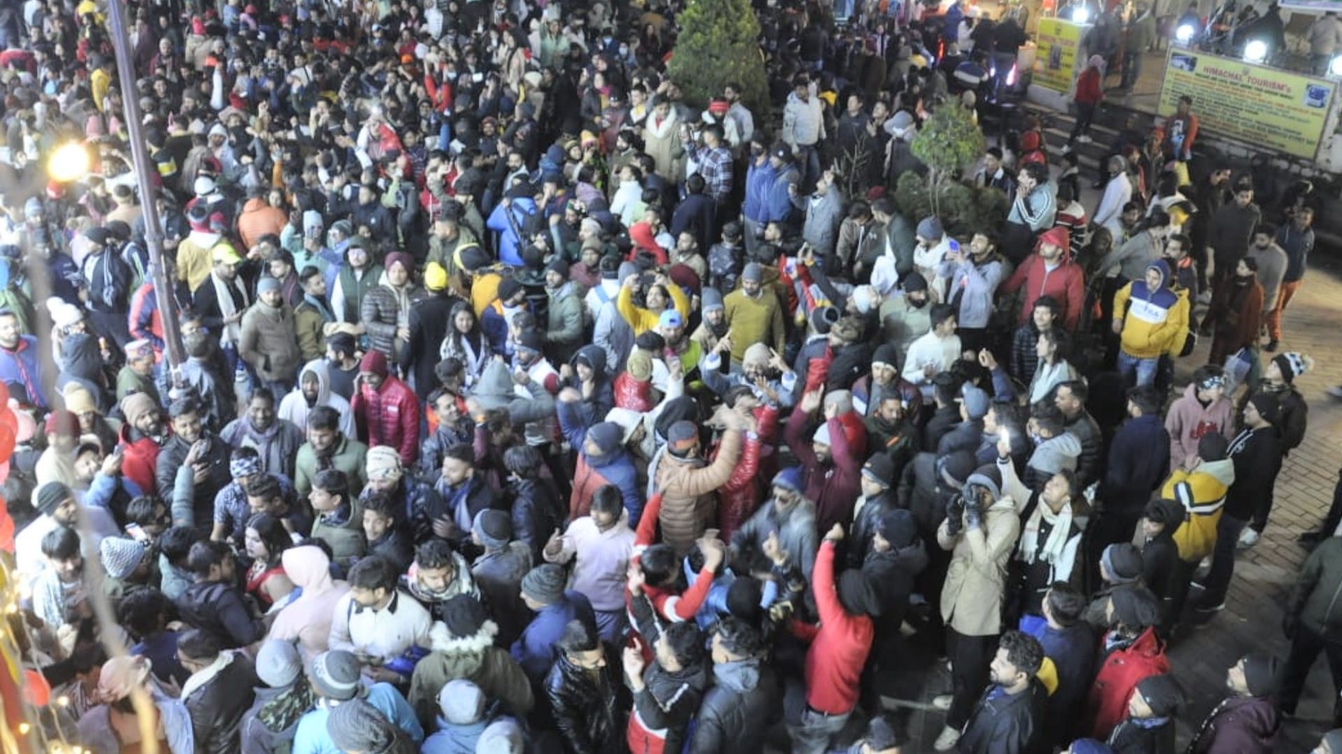 new year 2023 celebration in manali tourist dance on dj kullvi nati