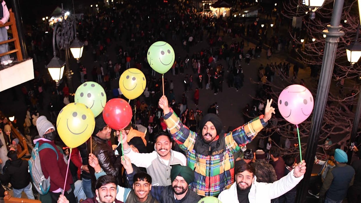 new year 2023 celebration in shimla tourist dance on DJ enjoys food festival