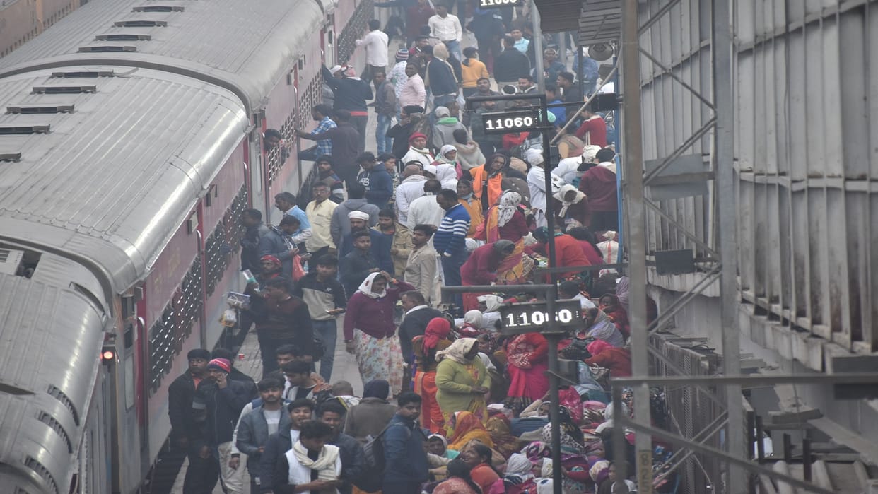 Fog delayed trains on the first day of the year, Gorakhpur flight canceled