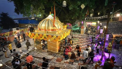 Mahadev sitting in the form of Mankameshwar on the banks of Yamuna after burning Kamdev
