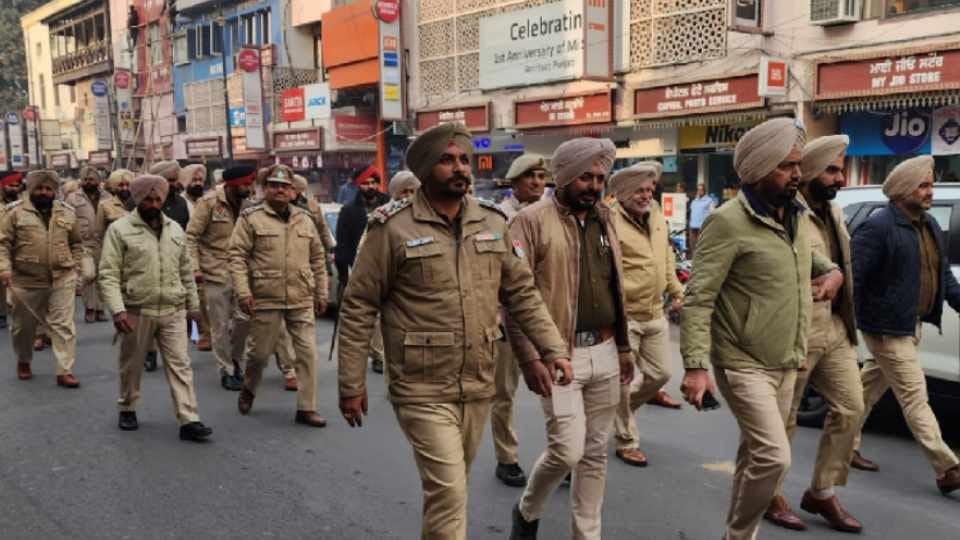Police alert on input of terrorist attack special barrier set up on Punjab-Himachal border
