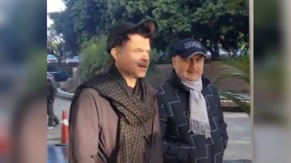 Rishabh Pant Car Accident News Actor Anil Kapoor and anupam kher meets Rishabh at max hospital