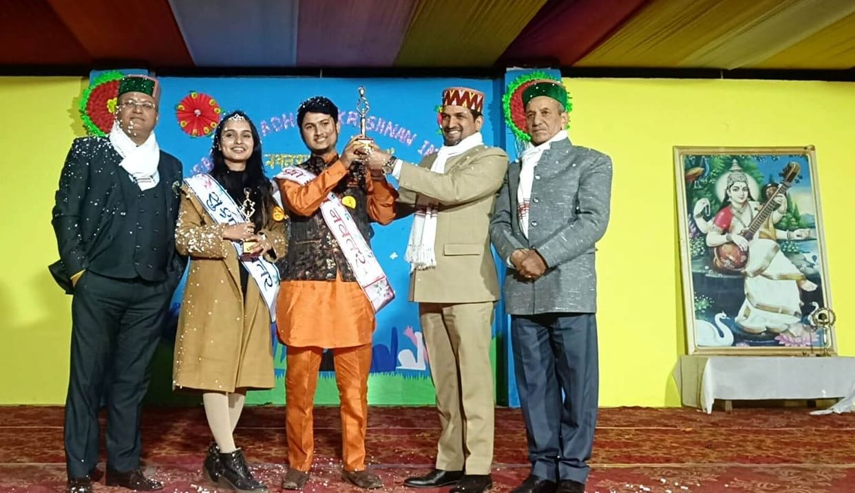 akhil and appi win mr and miis fresher awrad